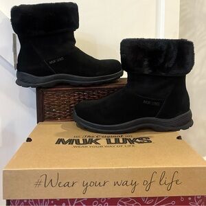 NIB Muk Luks Ariel Fur Lined Genuine Suede Leather WaterRepellant Fold Zip Boots